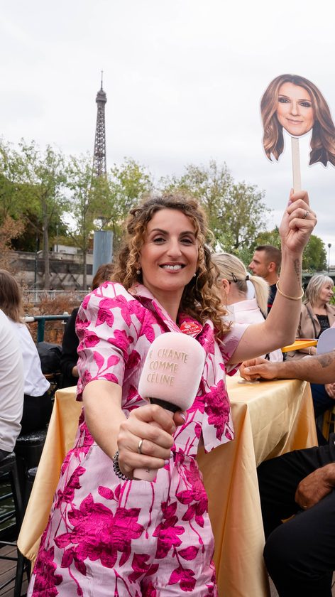 Guest with the 'Je chante comme Céline' mic in front of the Eiffel Tower